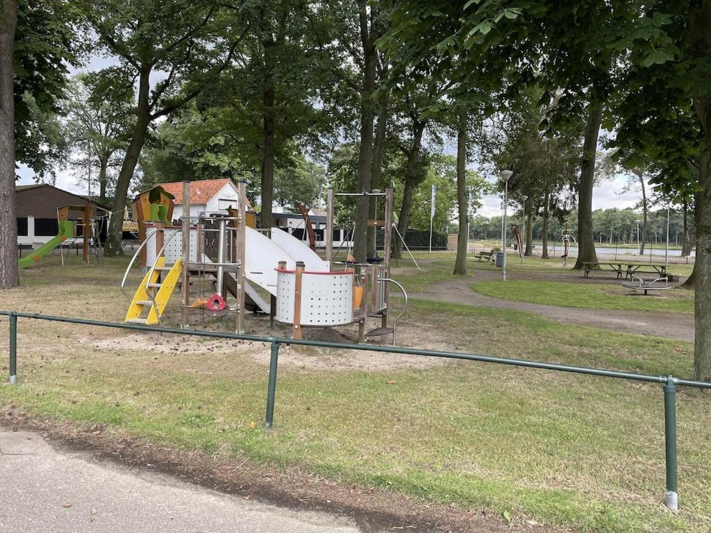 Freistehendes Ferienhaus Am See Naehe Roermond Heel Dış mekan fotoğraf