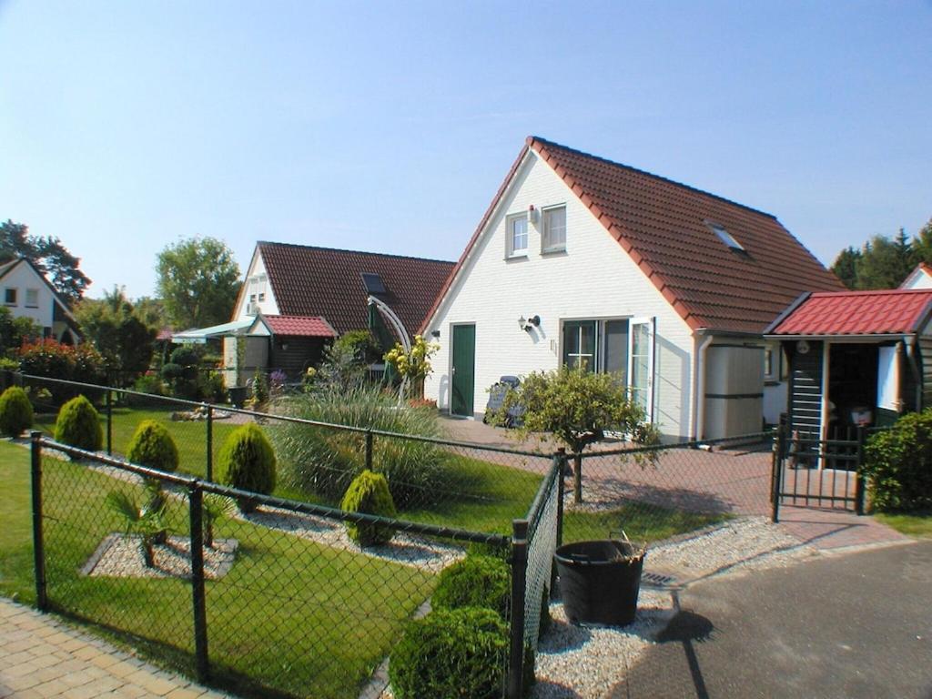 Freistehendes Ferienhaus Am See Naehe Roermond Heel Dış mekan fotoğraf
