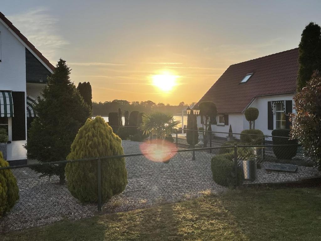Freistehendes Ferienhaus Am See Naehe Roermond Heel Dış mekan fotoğraf
