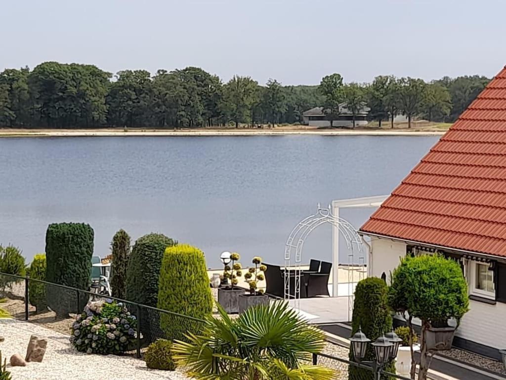 Freistehendes Ferienhaus Am See Naehe Roermond Heel Dış mekan fotoğraf